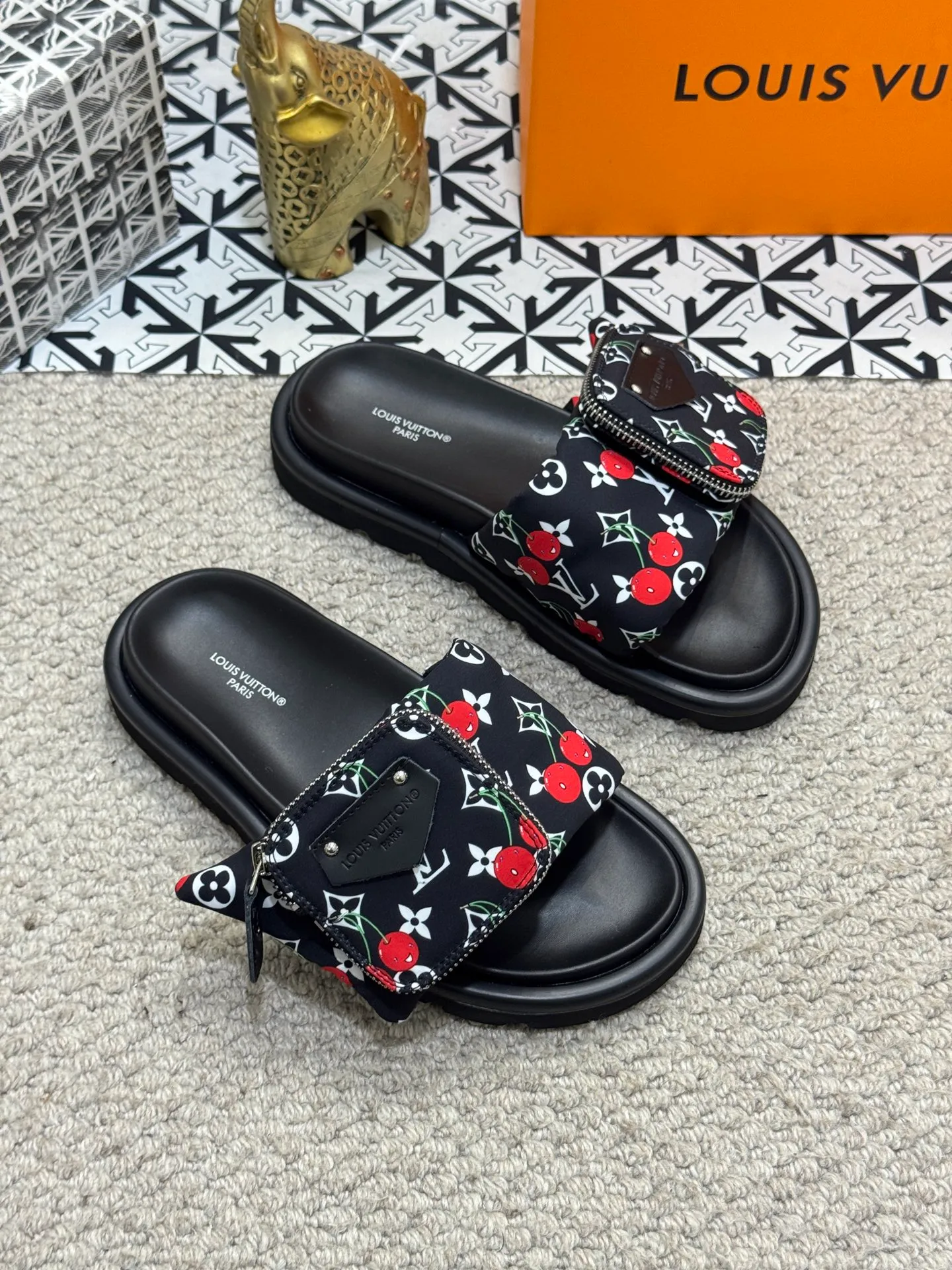 Men's shoes 💰400 [New style] 🦇🦇Top original order [Louis Vuitton] Couple style 👫Spring and summer style🎯🎯As an active family in the fashion industry ⭐ Lv is characterized by bold innovation ⚡Fabric down cloth🔥 Combined outsole, clean and tidy ⚡Fashionable and generous🌹Multiple colors available..Size: 36-44 (45 customized